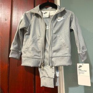 Infant boys Nike Outfit 12 mths NWT
